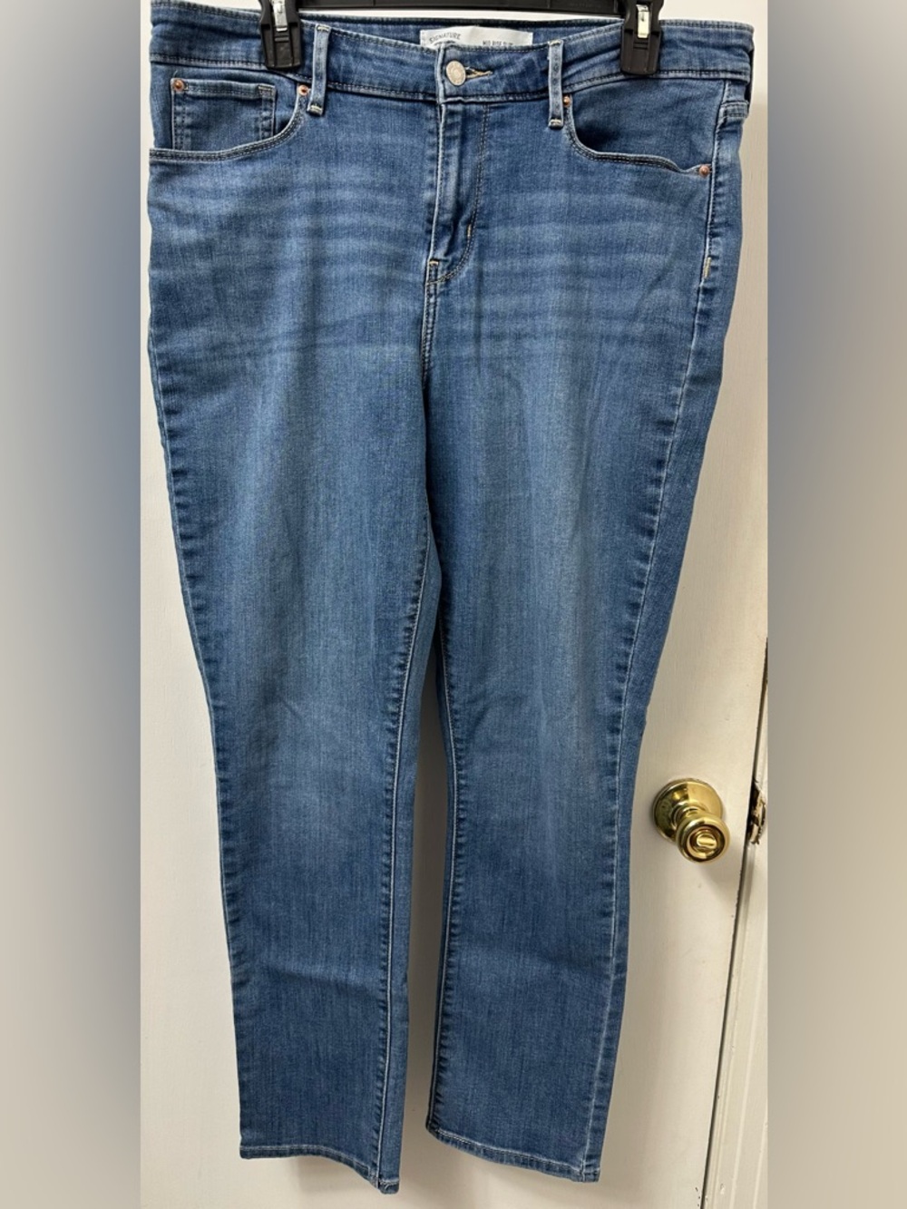 Levi's Women's Medium Blue Skinny Jeans
Mid Rise Slim